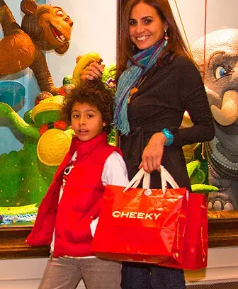 Sonriente. Natalia Lobo visitó el local de Cheeky con su hijo Inti.