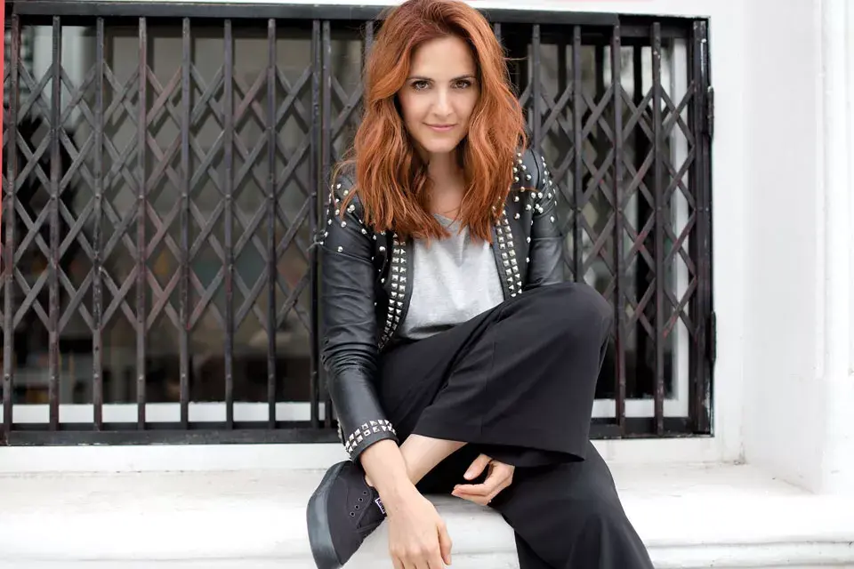 CHAQUETA (UMA, $9000), REMERA (KOSIUKO, $400), PANTACOURT (UMA, $1000), ZAPATILLAS (KEEDS BY GRIMOLDI, $1300)