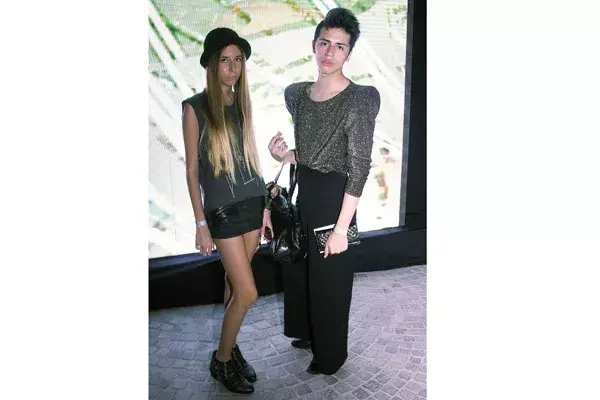 Mini súper corta, remera estampada estilo grunge; pantalón palazzo y brillos