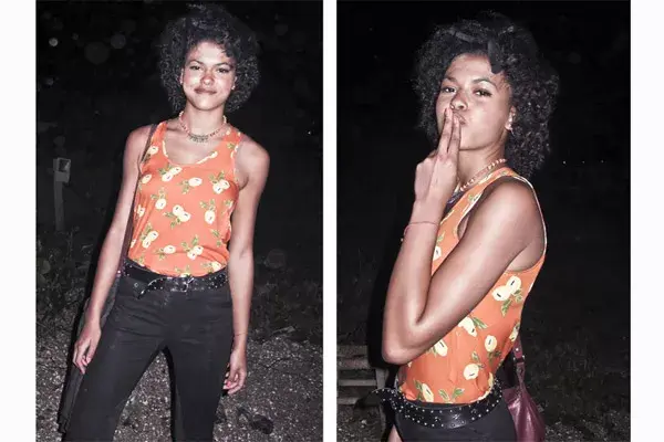 Jeans chupines con recortes y musculosa de estampa frutal