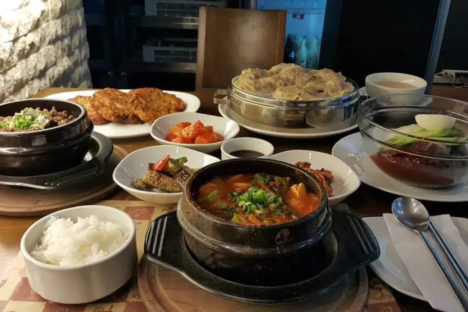 Ubicado en el Koreatown de Flores, este restaurante lleva su nombre a nuestro a partir de una película argentina: Una canción coreana