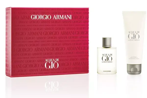 Cofre Acqua Di Gio Homme, contiene una fragancia de 50 ml y shower gel de 200 ml ($275)