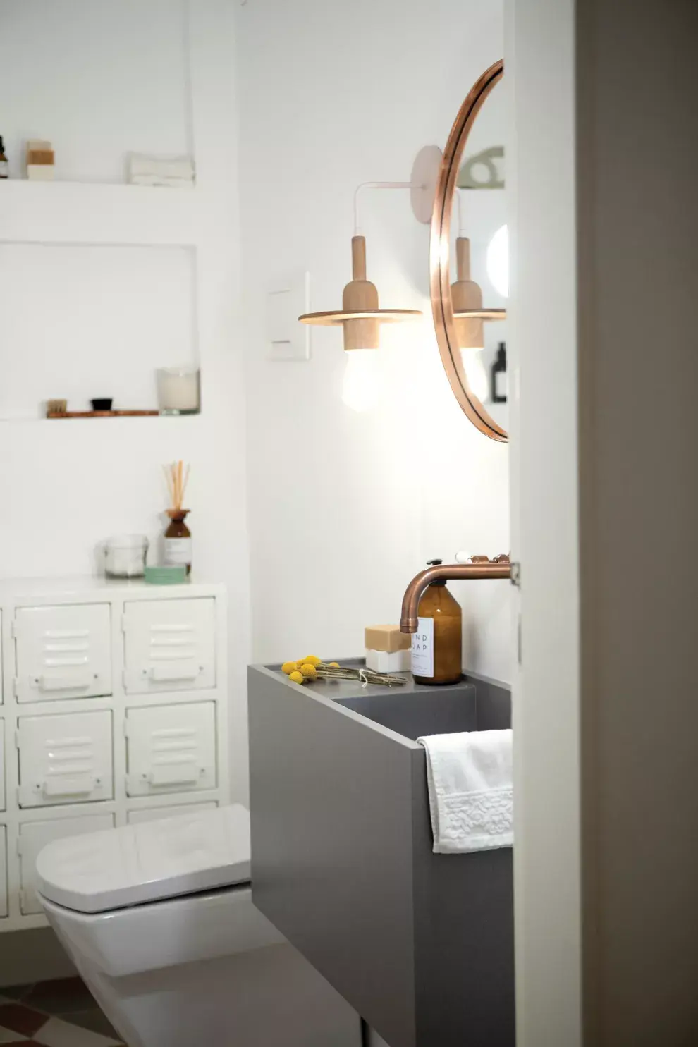 No hay rincón sin detalles. En el baño, espejo redondo (Ketha), bacha de silestone gris (Ziuk Studio) y grifería de cobre (Robinet). 