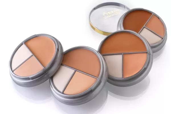 CC cream Perfect Skin de Laca ($124) es tres productos en uno: una excelente base de maquillaje, un corrector de gran poder cubritivo y un iluminador que le brinda a la cara una cobertura óptima y un acabado natural