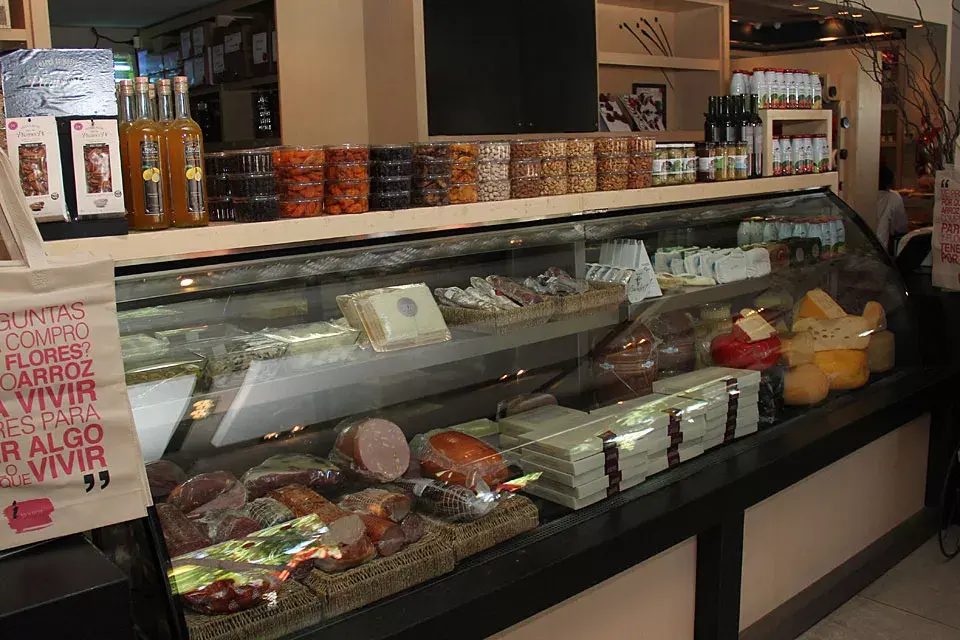 Ofrecen productos frescos, como fiambres, quesos y pastas