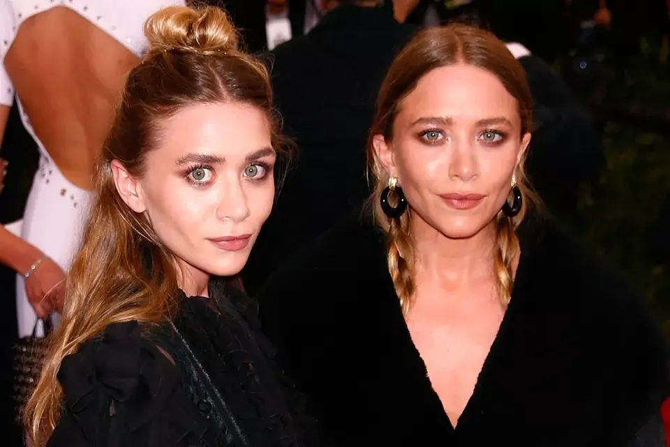 Las Olsen no pudieron salir de su habitual look boho-chic, pero las bancamos igual
