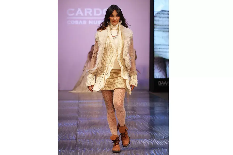 Un look muy invernal: sweater de lana y abrigo con piel, parte de la colección de Cardon, inspirada en el espíritu de  Tierra del Fuego