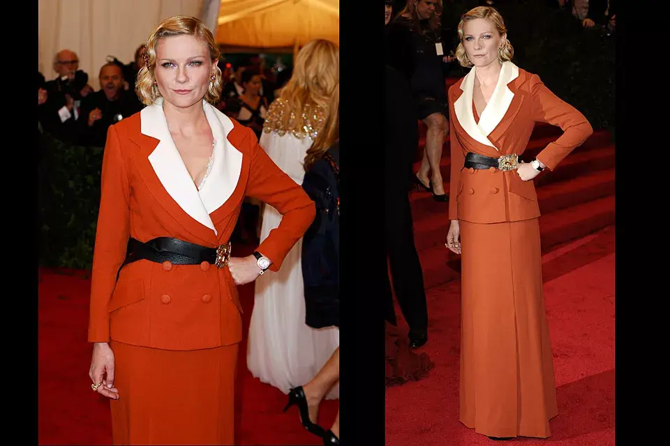 Muy retro, Kirsten Dunst optó por un conjunto de Rodarte muy poco común en la alfombra roja. El outfit colorado estaba formado por una chaqueta doble solapa en crema y maxi falda tubo, que combinó con un cinturón negro