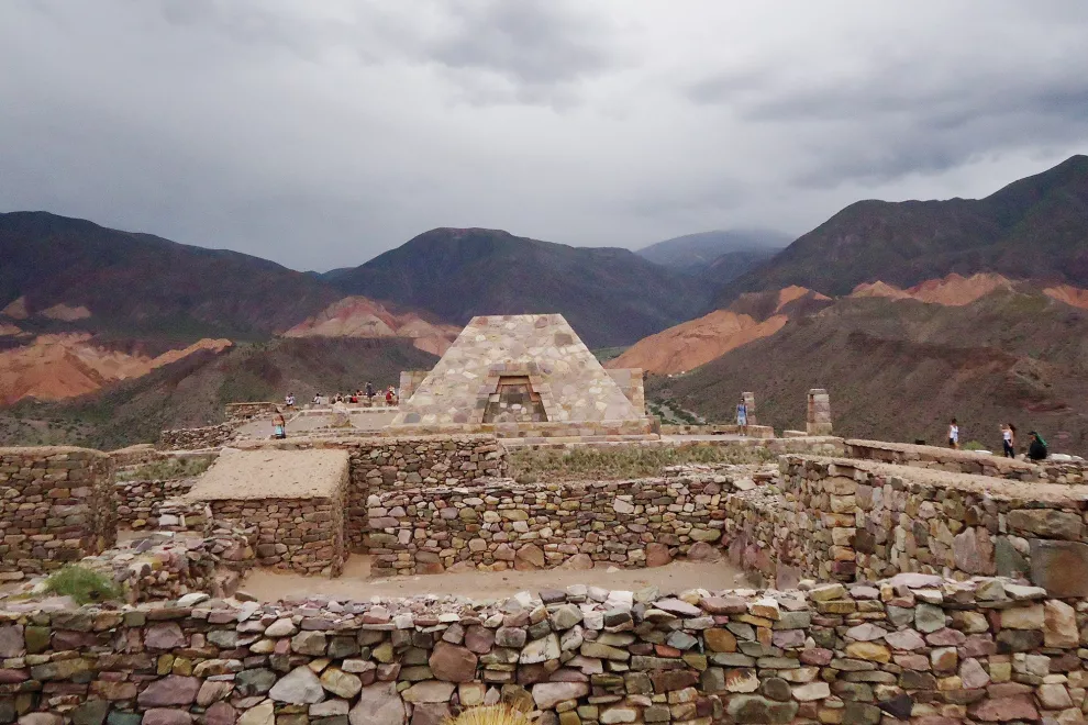 Las ruinas del pueblo indígena tilcara, en la Quebrada de Humahuaca, son una parada necesaria y hermosa.