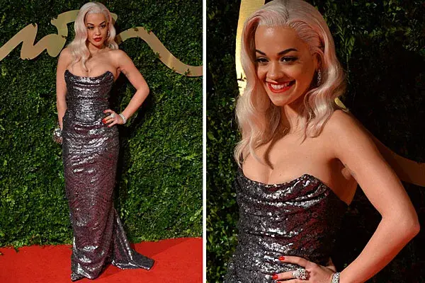 Con el pelo largo, bien claro, Rita Ora optó por un vestido de lentejuelas plateadas