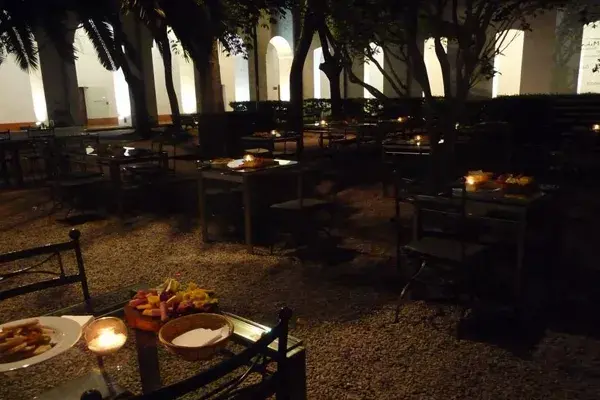 En un patio increíble, refrescate con un licuado de maracuyá y naranja