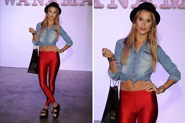 Chechu Bonelli también estuvo en el front row de Wanama en BAFWeek. Eligió unas calzas rojas y una camisa de jean anudada. Como accesorios, sandalias con plataformas y sombrero