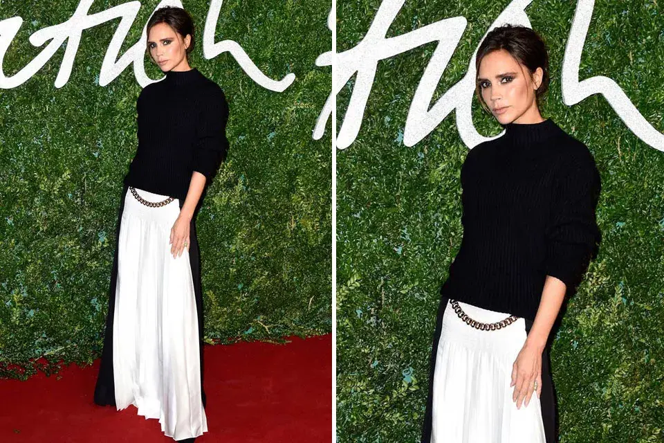 Y Victoria Beckham, otra famosa que eligió el blanco y el negro. ¿Qué se puso? Un jersey negro oversized con cuello alto y una falda tableada con un adorno en forma de cadena