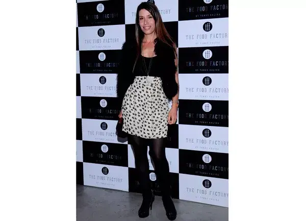 Muy chic , Dolores Cahen D anvers asistió al evento de The Food Factory con una falda tulipán en blanco con corazones estampados y chaleco negro