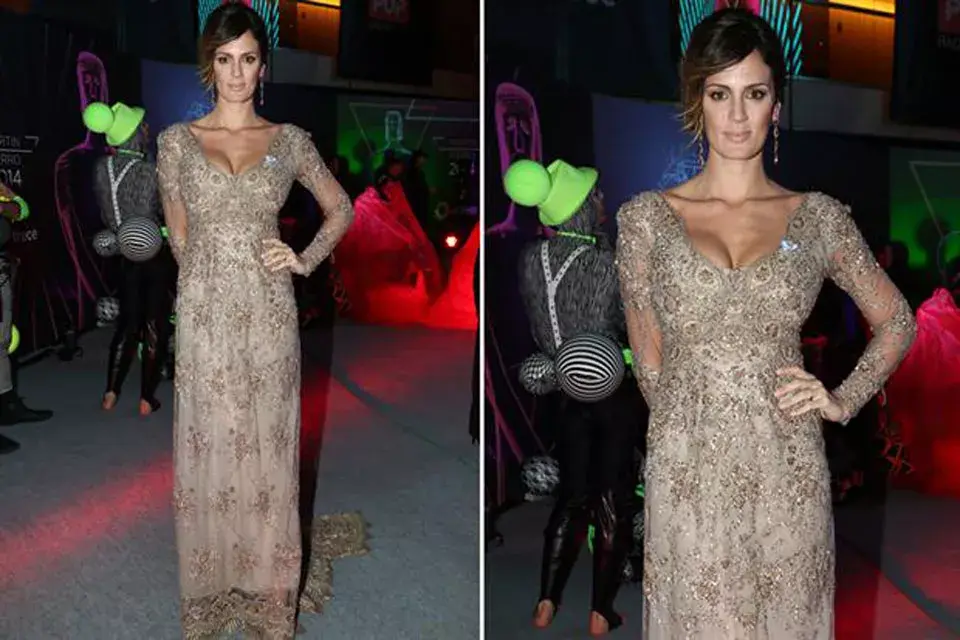 Paula Chaves, una de las conductoras de la previa de la alfombra roja, deslumbró con un vestido con transparencias en tono dorado, de Gabriel Lage
