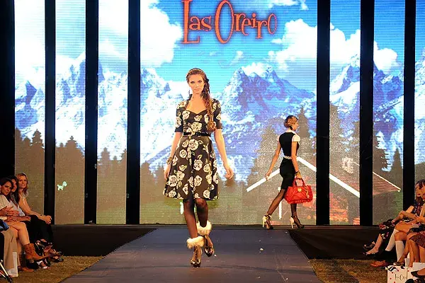 La presentación estuvo ambientada en la campiña de Suiza, Austria y Alemania