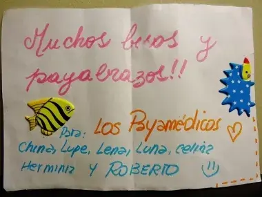 El cartelito de los Payamédicos para Herminia. Para ella, sus bisnietas y su hijo