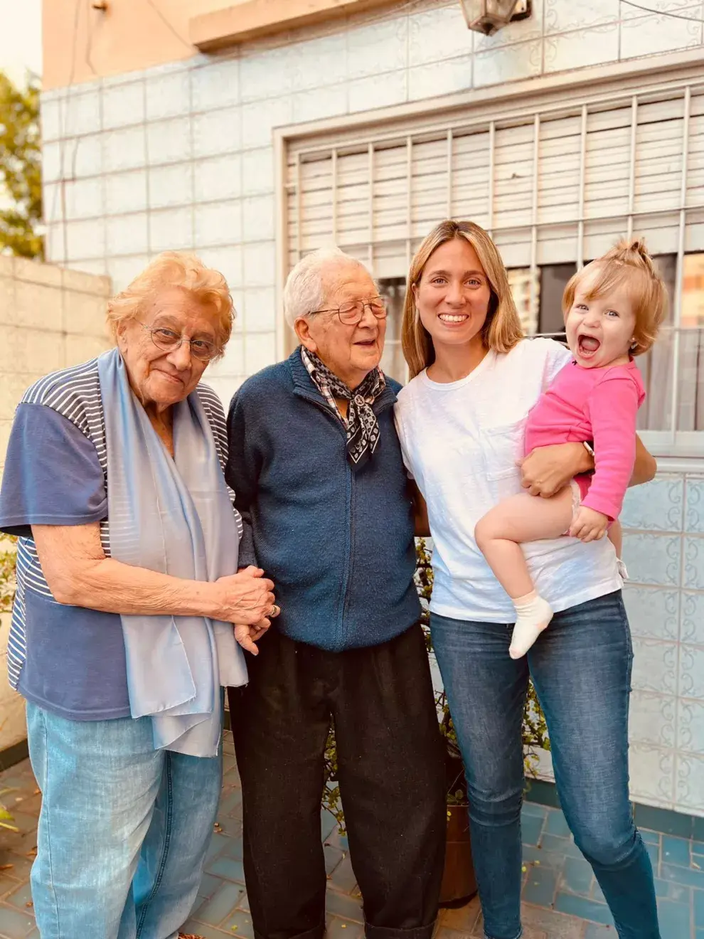 Víctor y Piru junto a su nieta Sol y a su bisnieta Francesca