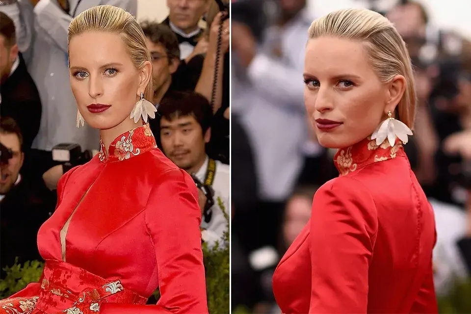 Karolina Kurkova peinó su pelo hacia atrás y llevó unos aros nacarados que le aportaron frescura