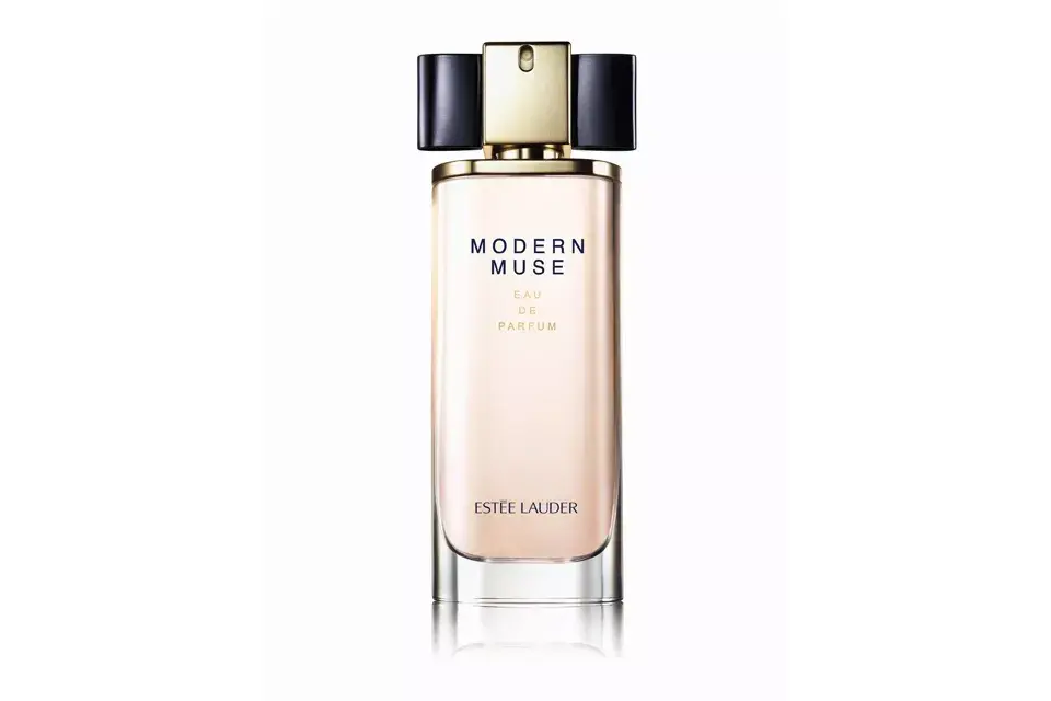 Una nueva fragancia inspirada por la fascinante dualidad de la mujer actual. Con notas brillantes de jazmín y a madera. (Modern Muse, de Estee Lauder, $1100 x 100 ml)