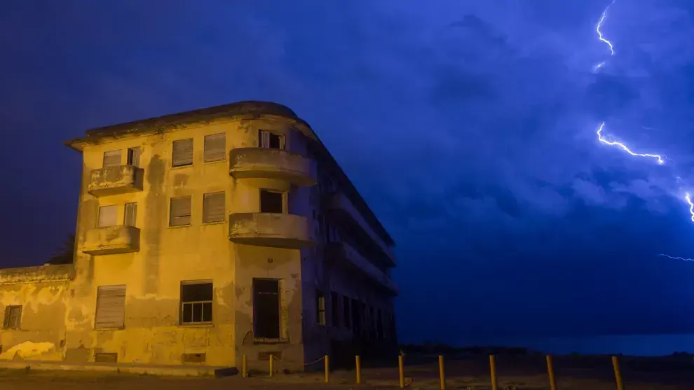 El antiguo hotel Viena, que brilló en los años 30, recibe turistas para ver sus ruinas