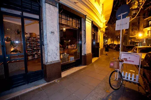 Debajo de una florería, y atravesando una puerta de heladera aparece este bar de estilo portuario