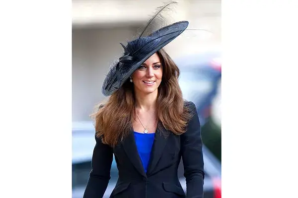 Muy elegante, de ala ancha