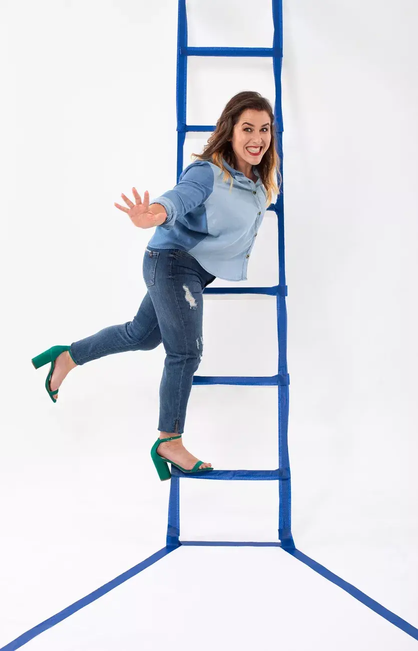 Camisa de denim (Paula Cahen D’anvers, $3250), jean (Wanama, $2790), sandalias (A Pie para Grimoldi, $3900). 