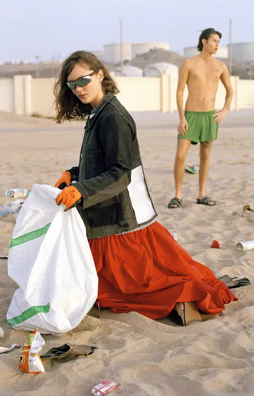 Una de las fotos de la campaña de Stella McCartney junto con el fotógrafo Reto Schmid para Buffalo Zine SS18 por la concientización durante el #worldoceansday.
