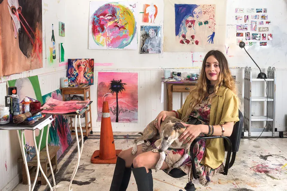 “El taller lo pinté todo de blanco porque el color lo veo cuando pinto”.