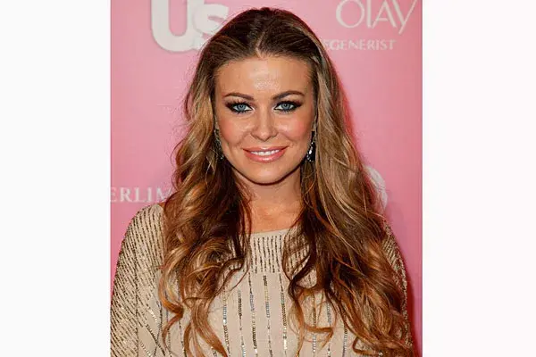 Carmen Electra luce el pelo larguísimo y con ondas suaves; ¿te gusta este look?