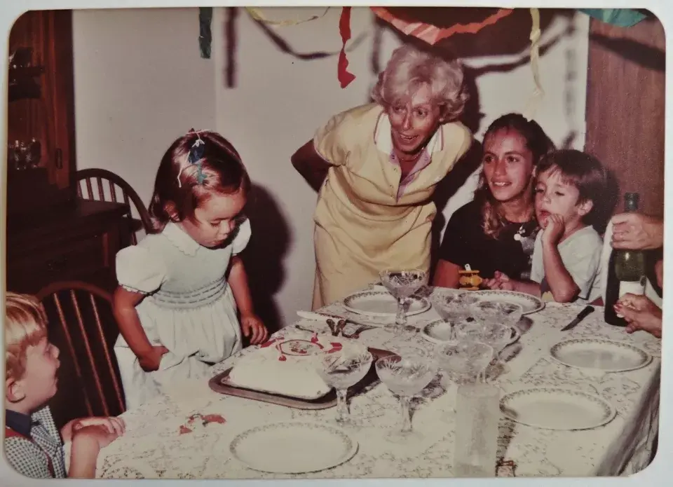 Mi cumple de 2 años. Primo, abuela, mamá, hermano, mano con botella