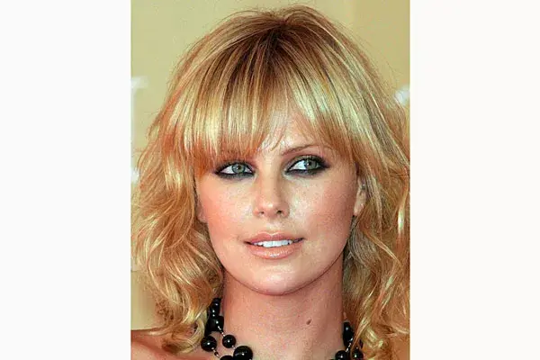 2003. ¿Qué te parece este look? Un estilo más natural, con algunas ondas y reflejos suaves