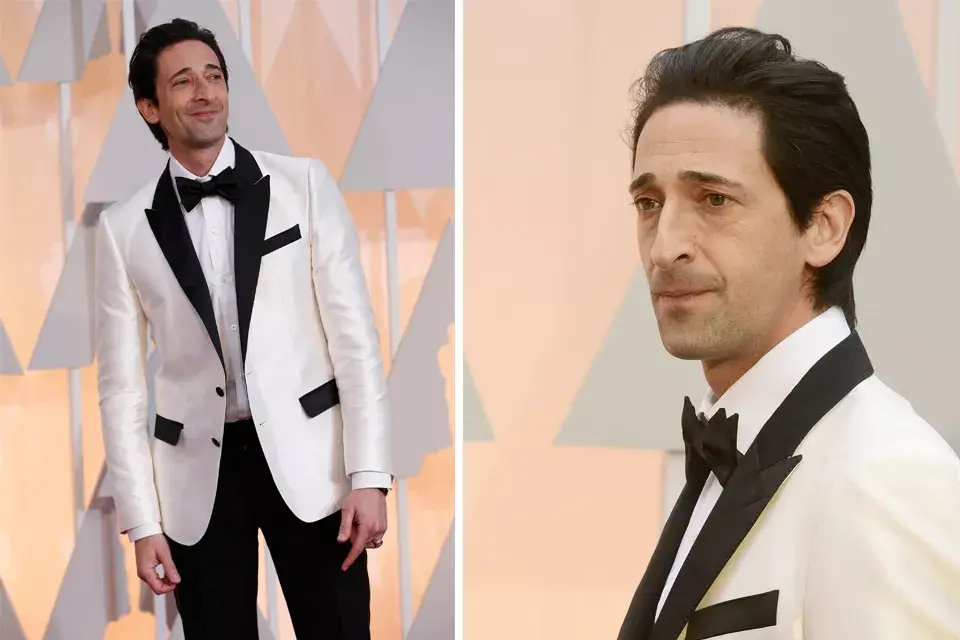 Adrien Brody sí supo combinar el saco blanco con detalles en negro con un pantalón todo negro.