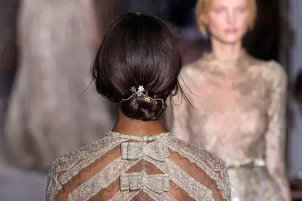 Valentino presentó peinados muy románticos, con rodetes con florcitas