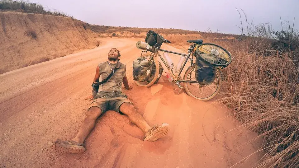 Nicolás Marino se enfrente a la intemperie todos los días mientras recorre su camino