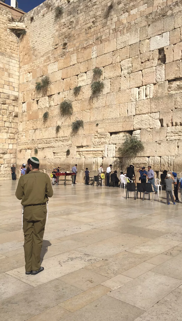Los judíos rezan y lloran en el Muro de los Lamentos