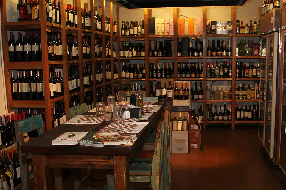 Una de las mesas del restaurante está ubicada en la zona de la bodega