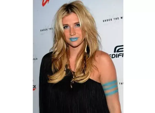 Kesha y sus labios celestes...¿qué opinan?