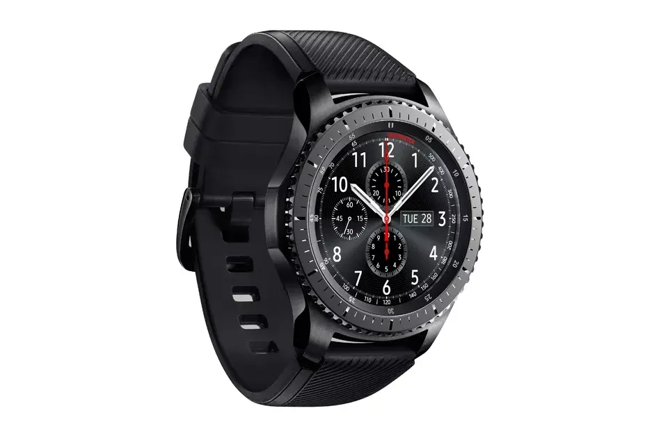 Gear S3 Frontier, smartwatch. Es resistente al agua y al polvo. Tiene reproductor de música incorporado, GPS, altímetro y barómetro, $12000, Samsung