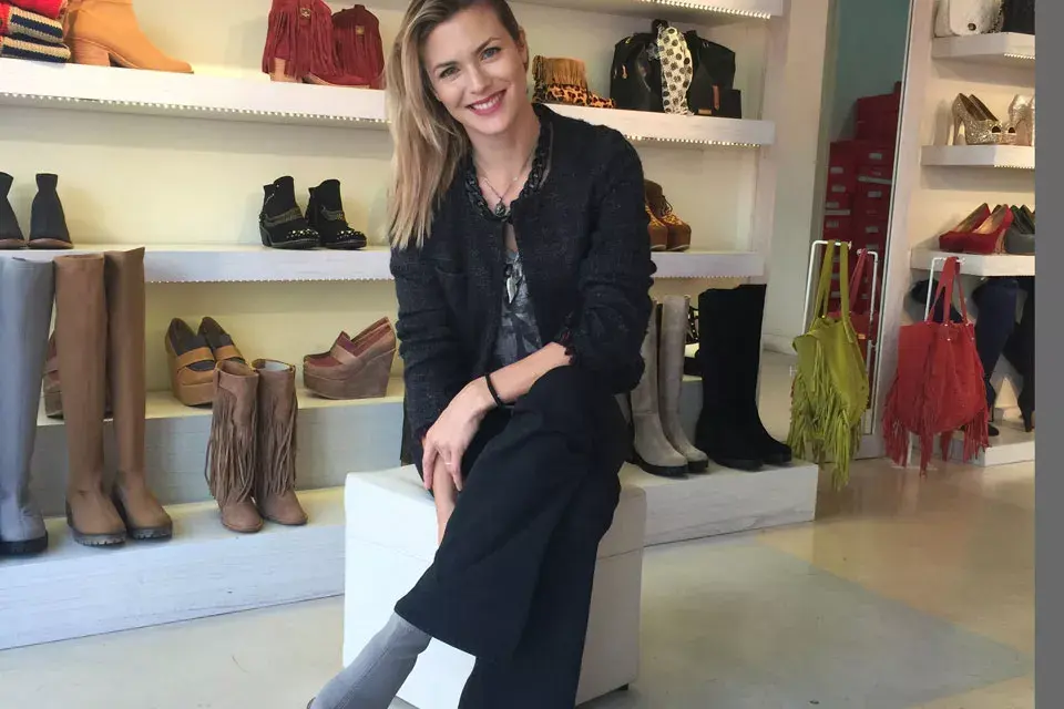 Pía Slapka pasó por el showroom de Bnedikta para conocer la última colección de la marca y posó sonriente parala lente del fotógrafo