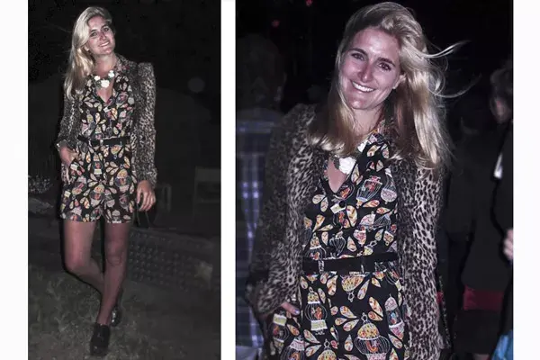 Mix de estampas. Short mono con estampa de jaulas y pájaros, saco sastre animal print, collar de flores metálicas y abotinados con plataforma