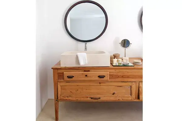 En el baño, la madera al natural, con un simple lustre de cera