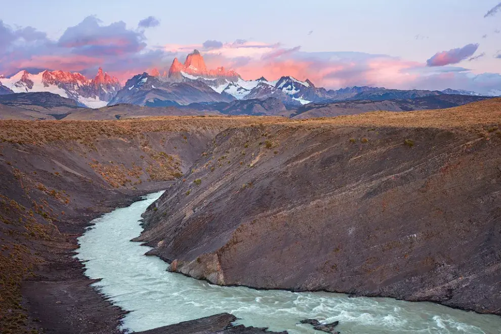 Las montañas del Chalten al amanecer, con el Rio de las Vueltas en primer plano, Santa Cruz - © Nicholas Tinelli / Argentina Photo Workshops