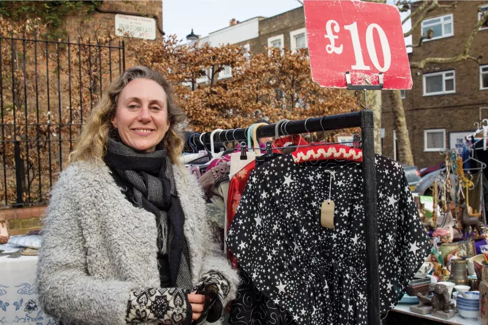 El Portobello Road Market abre todos los días, menos los domingos. Si querés caminarlo tranquila, evitá los sábados porque explota de gente.