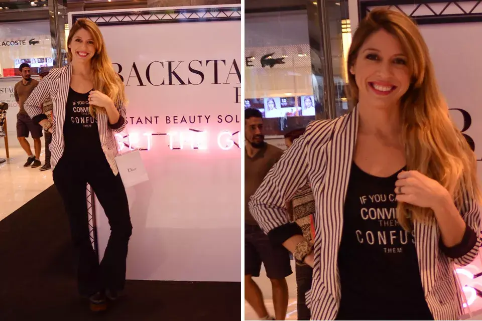 Florencia Bertotti apuntó a un estilo clásico con un blazer a rayas en blanco y negro, remera estampada y Oxford