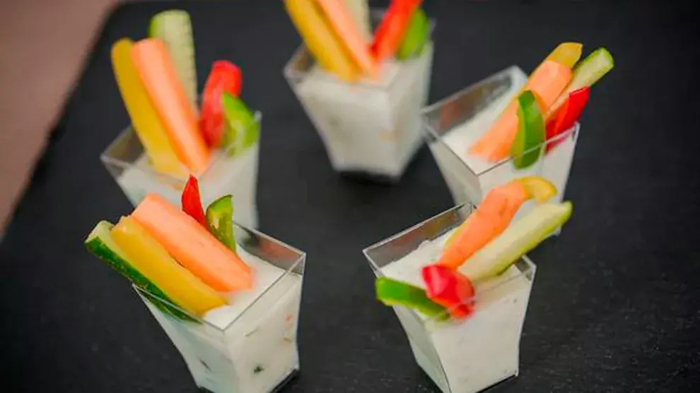 Bastoncitos de zanahoria, zuchini y morron con salsa tzatziki