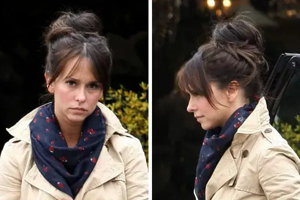 Jennifer Love Hewitt usó un peinado fácil de hacer y que queda bien: un rodete con raya al medio