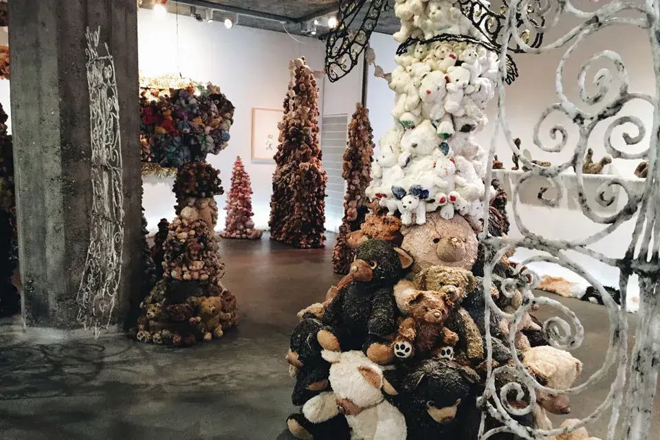 La instalación de Kathy Clark en el Museo de Arte: centenares de ositos de peluche encerados.