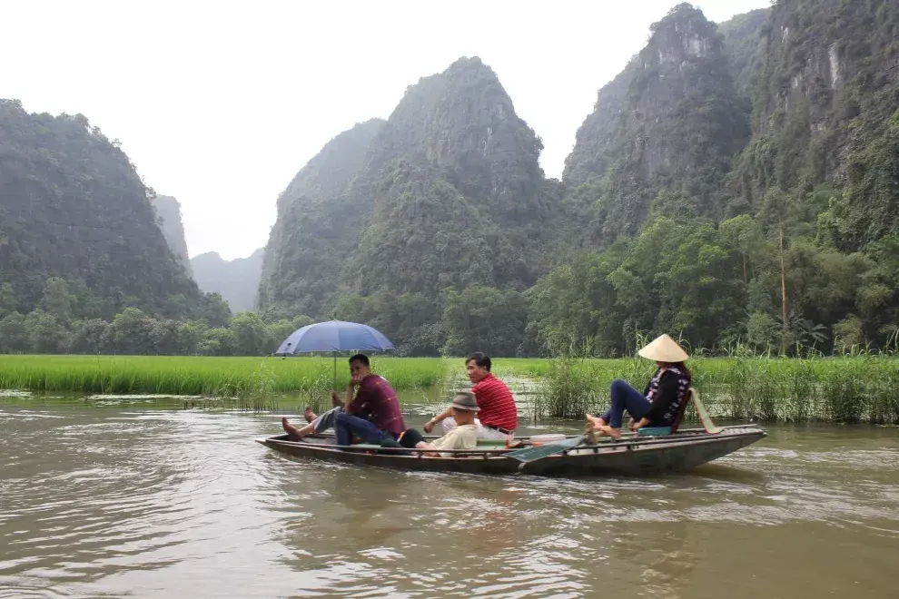 De paseo en un pueblo cercano a Hanoi, entre arrozales y cuevas